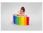 Un enfant joue avec de la pâte à modeler sur une table colorée avec Play-Doh.