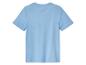 Un t-shirt bleu clair à manches courtes.