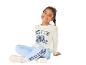 Fille souriante en sweat-shirt et pantalon de survêtement avec imprimé personnage de dessin animé