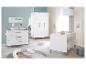 Chambre de bébé moderne avec lit blanc, commode à langer et armoire.