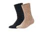 Deux paires de chaussettes moelleuses : noires et beiges.