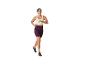Femme courant en vêtements de sport : haut, short cycliste et baskets.