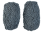 Deux tapis de bain gris texturés avec un motif chevron subtil.