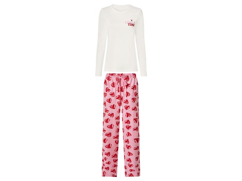 Pyjama blanc avec inscription 'FAMILY TIME' et pantalon rose à motifs cœurs.