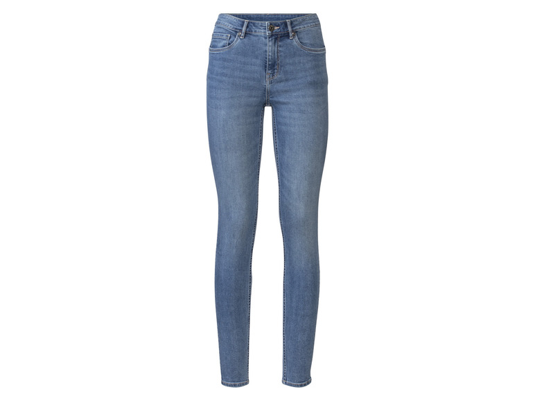 Un jean skinny bleu pour femme.