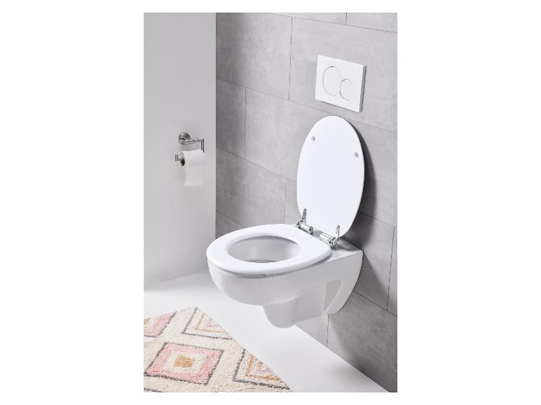 Une toilette blanche avec le couvercle ouvert et un porte-papier toilette.