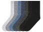 Sept paires de chaussettes de différentes couleurs, y compris noir, gris et bleu.