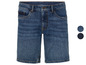 Un short en jean bleu dans différentes nuances de bleu.