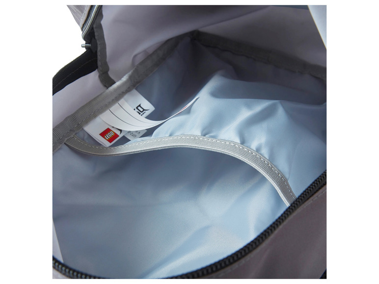 Un sac à dos LEGO gris avec une poche intérieure.