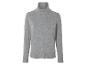 Un pull gris à col roulé.