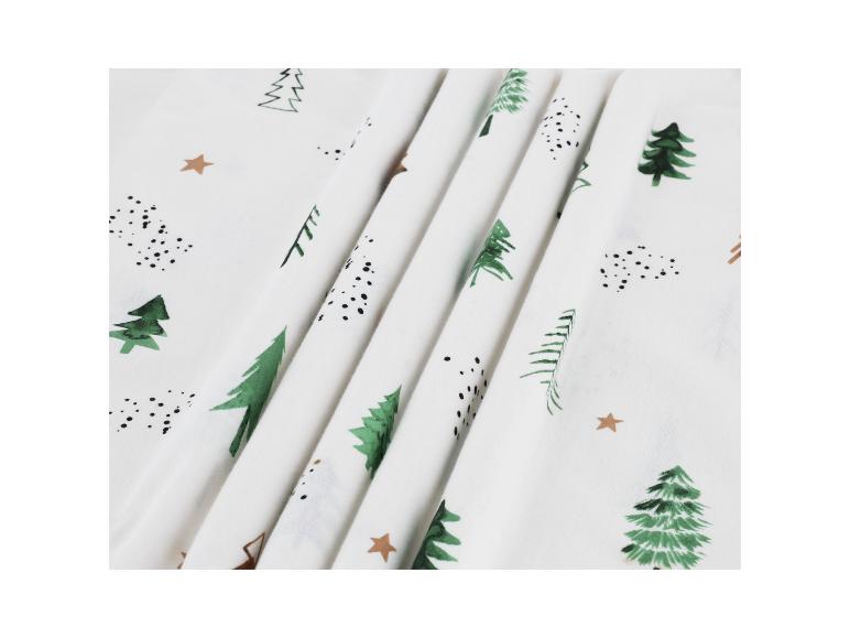 Tissu blanc avec motifs de sapins verts et d'étoiles marron