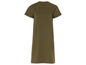 Une robe t-shirt longue de couleur verte.