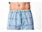 Pantalon de pyjama à carreaux bleus pour homme avec ventre visible.