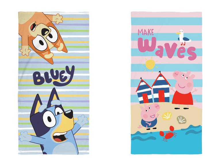 Deux serviettes de plage avec des personnages de dessins animés et des thèmes marins.