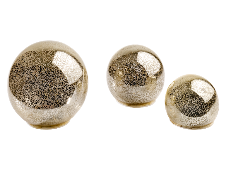 Trois globes décoratifs en verre avec une finition dorée mouchetée sur fond noir