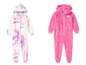 Deux pyjamas en polaire pour enfants, l'un avec un arc-en-ciel et l'autre avec un imprimé tie-dye.