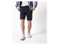 Shorts noirs et baskets blanches pour homme.