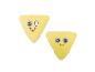 Deux jouets en peluche jaunes triangulaires avec des visages souriants