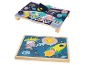 Deux jouets en bois sur le thème de l'espace : un tableau d'activités et un puzzle.