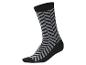 Chaussette noire avec motif à chevrons gris.