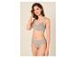 Femme souriante en soutien-gorge et culotte côtelés gris clair