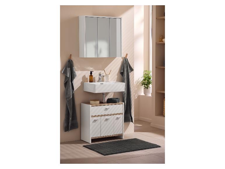 Meuble de salle de bain avec lavabo, miroir et armoire murale dans une salle de bain beige.