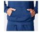 Un sweat-shirt à capuche bleu et un pantalon de survêtement avec des poches.