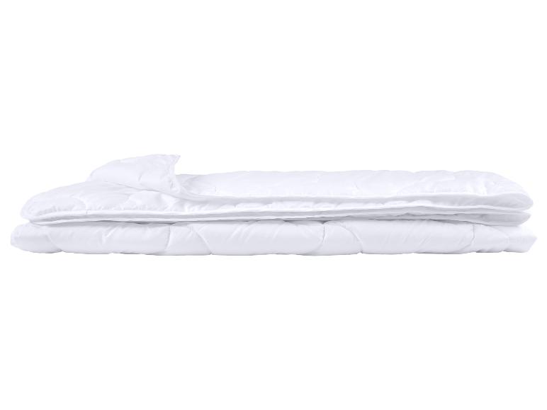 Couette ou édredon blanc matelassé plié