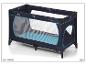 Lit de voyage pliable pour enfants en bleu marine avec des accents turquoise.