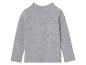 Un t-shirt gris à manches longues et col roulé.