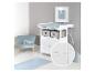 Chambre de bébé avec table à langer blanche, fauteuil bleu et tapis.