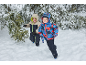 Deux enfants en combinaisons de ski chaudes s'amusent dans la neige.
