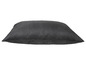 Un coussin noir avec un motif géométrique.