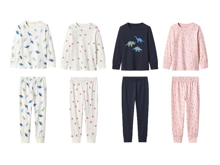 Quatre ensembles de pyjamas pour enfants à manches longues et pantalons, avec divers motifs.