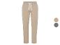 Pantalons de jogging beiges et gris ; coupe décontractée.