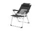 Chaise pliante noire avec accoudoirs et appuie-tête.