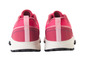 Une paire de baskets roses vues de derrière.