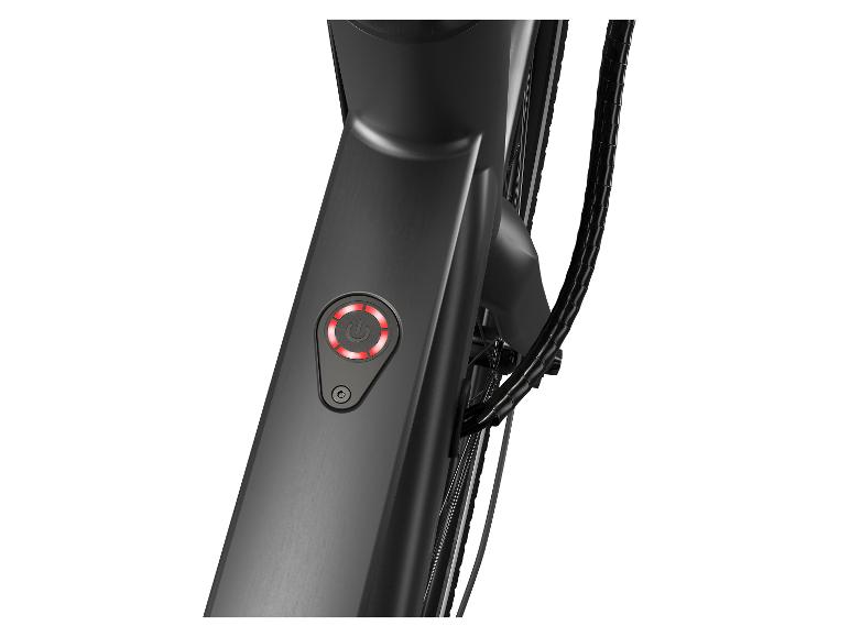Gros plan sur un vélo électrique noir avec un bouton marche/arrêt rouge.
