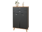 Meuble noir avec tiroirs et portes, avec plateau et pieds en bois, orné d'un vase et d'un distributeur de savon.
