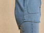 Gros plan sur une chemise en jean et un jean.