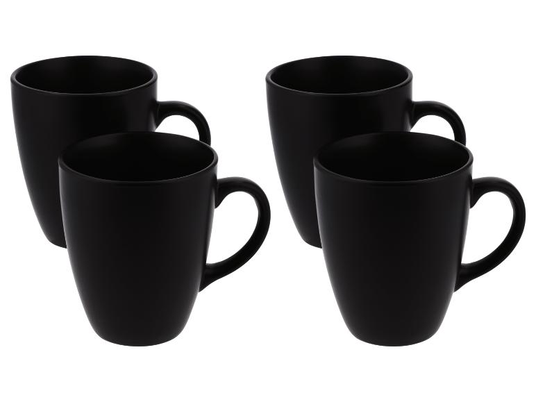 Ensemble de quatre grandes tasses noires.