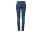 Jean skinny bleu foncé pour femme.