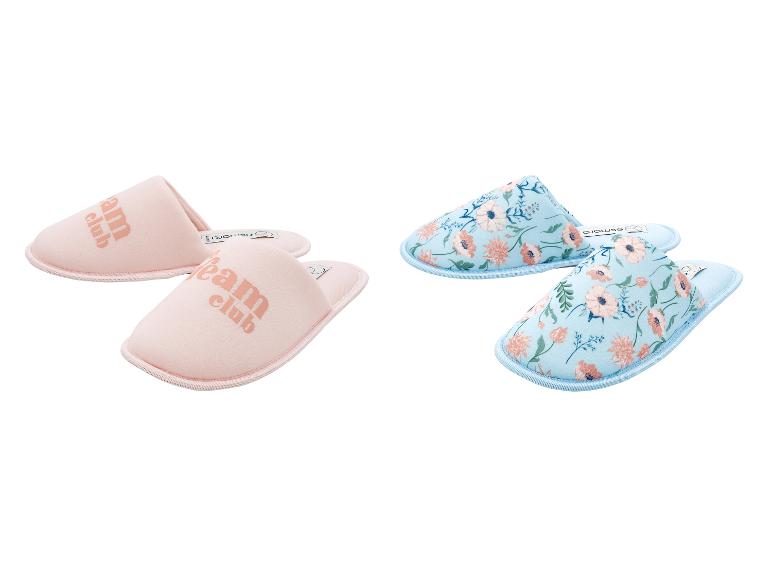 Deux paires de chaussons: roses avec le texte 'Dream Club' et bleus à motif floral.