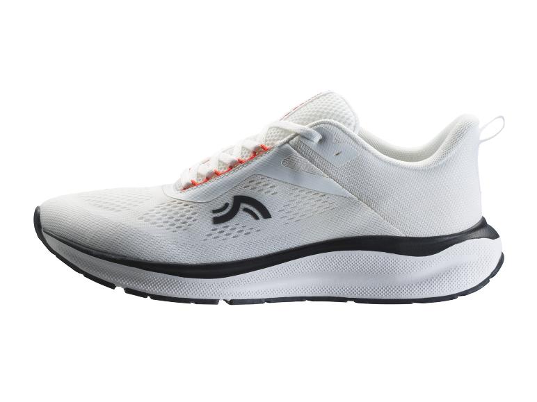 Chaussure de sport blanche avec des détails noirs et orange, vue latérale.