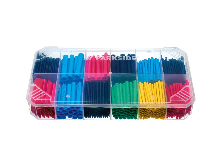 Boîte de rangement avec des gaines thermorétractables assorties de différentes couleurs et tailles.