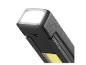Une lampe de poche noire compacte avec une lumière blanche brillante.