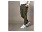 Pantalon cargo kaki pour homme avec des chaussures blanches.