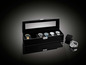 Six montres dans un coffret en cuir noir.