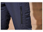 Gros plan sur un pantalon bleu marine avec une fermeture éclair noire.