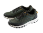 Une paire de baskets vert foncé avec des détails dorés.